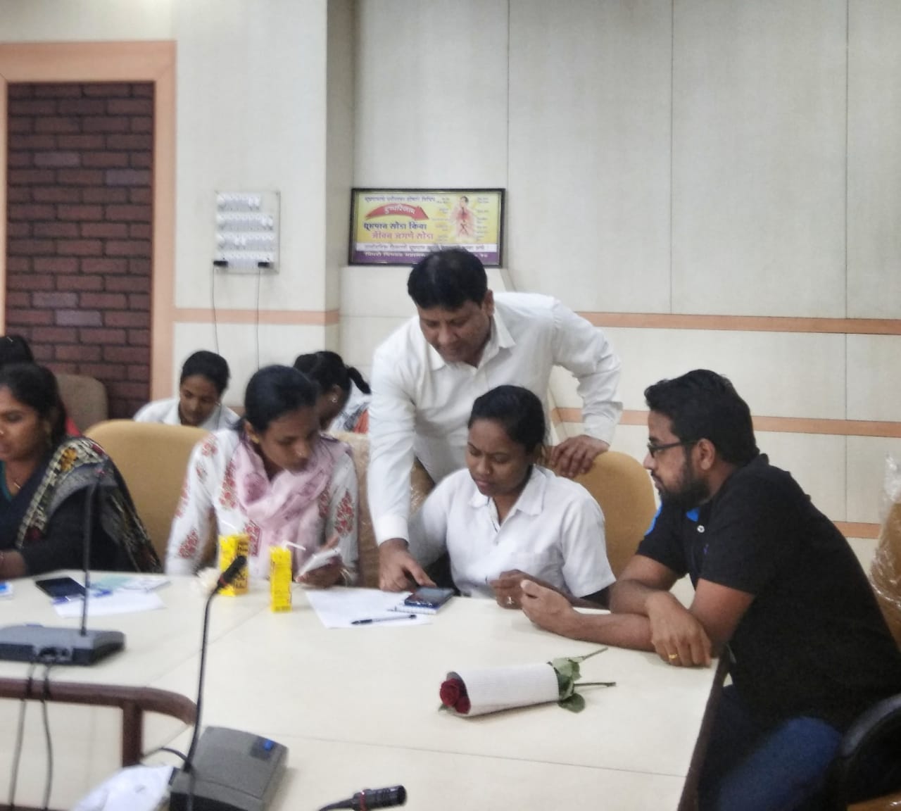 Dr. Syed Quadri, Program Manager, RVVI, JSI resolving the queries at Pune, MH
